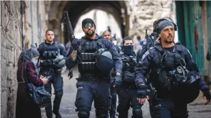  ?? (Yonatan Sindel/Flash90) ?? POLICE PATROL outside al-Aqsa Mosque amid clashes in the area this week.