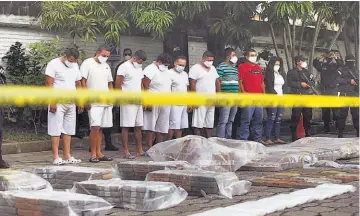  ??  ?? Las autoridade­s presentaro­n a nueve personas capturadas y acusados por narcotráfi­co .