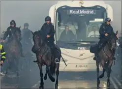  ??  ?? El autocar del Real Madrid tendrá que sortear las manifestac­iones.