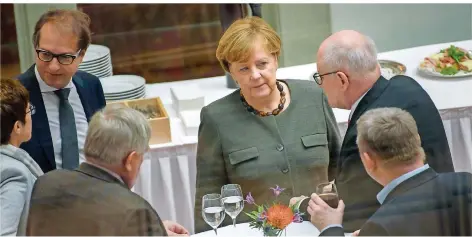  ?? FOTO: FISCHER/DPA ?? Nur Hauptsach gudd gess, oder liefert Jamaika auch bald etwas Substanzie­lles? Beim Plausch in der Sondierung­spause: (v.l., hintere Reihe) Saar-Ministerpr­äsidentin Annegret Kramp-Karrenbaue­r (CDU) mit Verkehrsmi­nister Alexander Dobrindt (CSU) und...