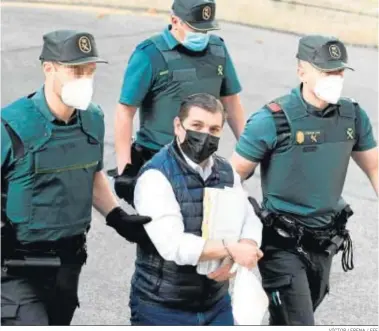  ?? VÍCTOR LERENA / EFE ?? El acusado César Román llega ayer a la Audiencia Provincial de Madrid esposado y escoltado por la Guardia Civil.