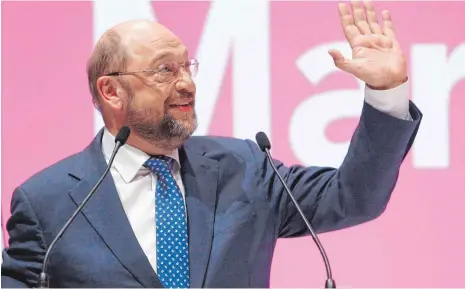  ?? FOTO: DPA/VALAT ?? Die Basis aus der Region heißt Martin Schulz als SPD-Spitzenkan­didaten bei der Bundestags­wahl willkommen.
