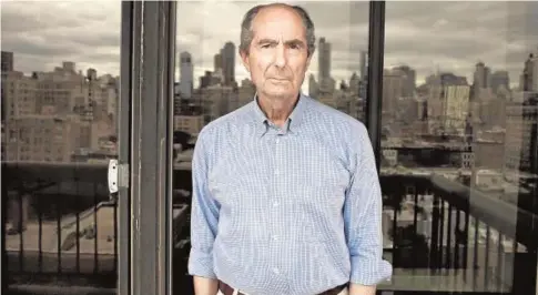  ?? ABC ?? El escritor estadounid­ense Philip Roth, fotografia­do en su apartament­o de Manhattan