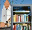  ?? Foto: Wolfgang Widemann ?? Ebenfalls im Stadtpark – nahe dem Kloster – ist der Wemdinger Bücherschr­ank platziert.