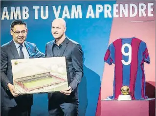  ?? LLIBERT TEIXIDÓ ?? Josep Maria Bartomeu y Jordi Cruyff sostienen la imagen del futuro Mini