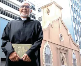  ?? Picture: FREDLIN ADRIAAN ?? BUILDING TELLS A STORY: Imam Behardien Jappie in front of the Grace Street mosque