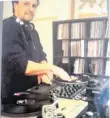  ??  ?? DJ Caspa beim Plattenauf­legen im heimischen Wohnzimmer in Berg.