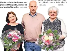  ?? FOTO: STADT ?? Musikschul­leiter Jan Raderschat­t gratuliert Margarete Zielinski (l.) und Monika Stammler.