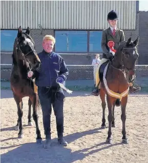  ??  ?? Success Horse owner Michael O’Neil and reserve champion, Ayr Escape, are joined by the overall champion. ‘Over the Hedge’ and rider Aiva Dickie.