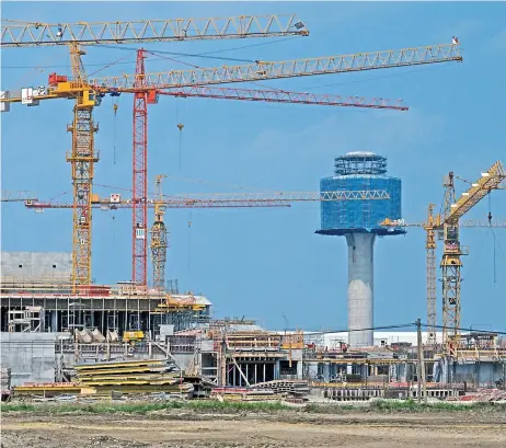  ?? Foto: Peter Bock-schroeder/flughafen München ?? Baustelle des Münchner Flughafens im Erdinger Moos mit dem Tower.