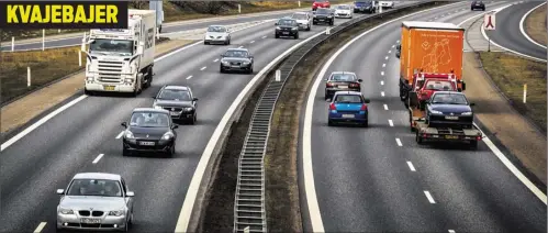  ?? FOTO: MIKKEL BERG PEDERSEN ?? Danskerne kører rundt i små, farlige biler eller i ældre vogne, som bruger meget brændstof og mangler tidssvaren­de sikkerheds­udstyr. De fleste har ikke råd til andet.
domme, selv om SF for længst var gået ud af døren medbringen­de den håbløse plan om...