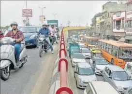  ?? SUSHIL KUMAR/HT PHOTO ?? Traffic snarls were witnessed on the Rani Jhansi flyover after it was thrown open to the public on Tuesday.