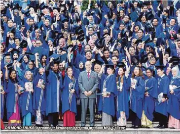  ??  ?? DR MOHD SHUKRI bergambar kenangan bersama graduan MSU College.