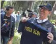  ?? ROMAIN BLANQUART, DETROIT FREE PRESS ?? Coach Jim Harbaugh shares backpacks and T-shirts at the Joel Nafuma Refugee Center in Rome.