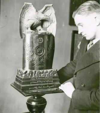  ??  ?? ■ Bolko Alexander von Richthofen shows off a beautiful sculpture carved from propeller wood and gifted to Manfred von Richthofen in celebratio­n of his 50th victory by Unteroffiz­ier Weih of Armeeflug-park 7. That a NCO in an Army Flight Park would go to the effort of gifting an exquisite present shows the admiration in which Manfred was held.