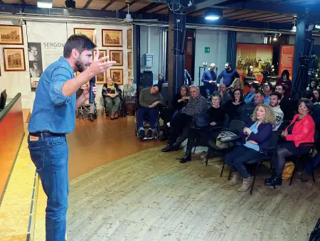  ??  ?? L’arringa Alessandro Di Battista ha riempito la sala da cento posti del Museo del Patrimonio industrial­e, tanti attivisti sono stati costretti a restare fuori, ma l’ex parlamenta­re si è fermato a parlare con tutti all’esterno