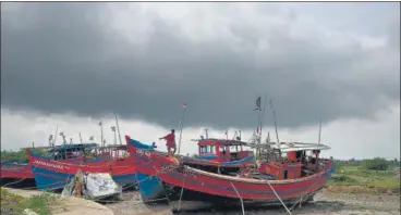  ?? AFP ?? A fisherman makes preparatio­ns aboard a boat in Digha in West Bengal as Cyclone Yaas barrels towards the eastern coast.