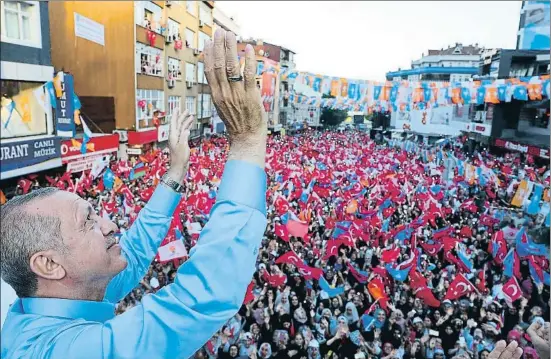  ?? KAYHAN OZER / AFP ?? El presidente Recep Tayyip Erdogan, candidato del AKP, saluda a sus seguidores en un mitin ayer en Estambul