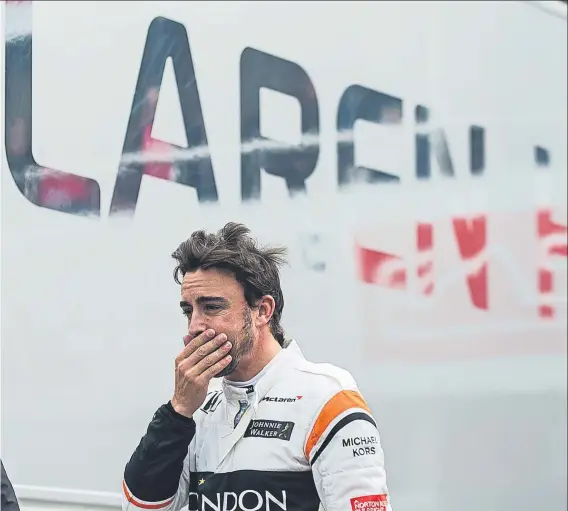  ?? FOTO: PERE PUNTÍ ?? Fernando Alonso ya lamentaba las averías en el motor Honda de su MCL32 en pretempora­da, en el Circuit de Barcelona-Catalunya