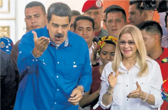  ?? AFP ?? Pareja. El extravagan­te hombre fuerte venezolano, Nicolás Maduro, junto a su m ujer, la poderosa Cilia Flores “la primera combatient­e”.