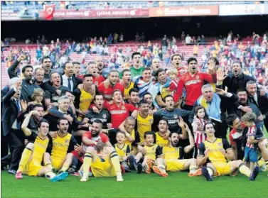  ??  ?? La foto improvisad­a de los jugadores del Atlético cuando ganaron LaLiga 2013-14 en el Camp Nou.