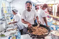  ??  ?? Das Highlight beim Internatio­nalen Festival sind die kulinarisc­hen Köstlichke­iten an den Ständen. Sowohl am Gmünder Torplatz als auch auf dem Spiegler-Areal wurde geschlemmt.