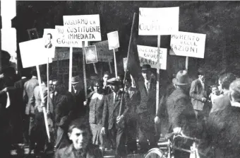  ?? Contrasto ?? Il corteo dei contadini
In questa manifestaz­ione del 1946 i lavoratori chiedono, tra le altre cose, la riforma agraria e la Costituent­e