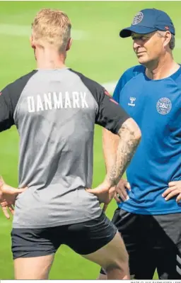  ?? MADS CLAUS RASMUSSEN / EFE ?? El capitán Simon Kjaer dialoga con el selecciona­dor Kasper Hjulmand.