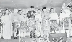  ??  ?? SUASANA AIDILFITRI: Abdul Karim (empat kiri) bersama Exco DUBS Cawangan Samarahan mendendang­kan lagu raya di pentas utama.