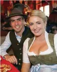  ?? Foto: Witters ?? 2016: Lahm privat, mit seiner Frau Clau dia auf der Wiesn.