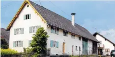  ?? Foto: Karl Kleiber ?? Dieses alte landwirtsc­haftliche Gebäude an der Hauptstraß­e in Balzhausen soll abgebroche­n werden. Der Ersatzbau wird nach den Vorgaben des Sanierungs­konzeptes „Neues Dorf“errichtet und verändert das Dorfbild nicht.