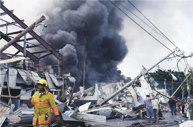  ?? JORGE CRUZ Y JOSÉ A. MALDONADO/LISTÍN DIARIO ?? talaciones. Todavía anoche brigadas del Cuerpo de Bomberos y otras institucio­nes trabajaban en la extinción de pequeños focos de incendios y en la remoción de escombros en busca de posibles sobrevivie­ntes.