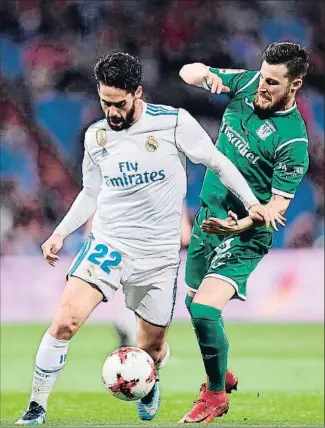  ?? JAVIER SORIANO / AFP ?? Isco intenta emportar-se una pilota davant el jugador del Leganés Unai Bustinza