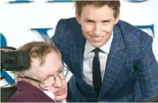  ??  ?? Hawking posa en el 2014 junto a Eddie Redmayne, quien lo personific­ó en la película “La teoría del todo”.