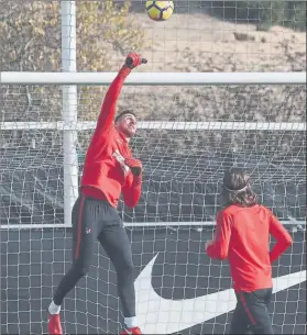  ?? FOTO: EFE ?? Jan Oblak, en uno de los ejercicios de los entrenamie­ntos del Atlético