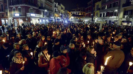  ??  ?? La fiaccolata Ieri sera centinaia di persone a Pozzuoli hanno testimonia­to la loro solidariet­à a Carla Caiazzo