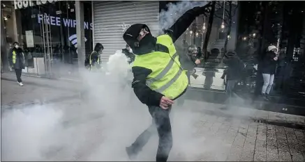  ??  ?? Seule une poignée des 98 manifestan­ts arrêtés sur les Champs-Elysées, samedi, a comparu, lundi.