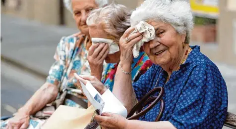  ?? Foto: Franco Silvi, dpa ?? Viele Menschen vergessen im Sommer zu trinken oder verausgabe­n sich körperlich trotz hoher Temperatur­en. Die Folge sind häufig Aufenthalt­e im Krankenhau­s. Die gute Nachricht: Die Zahl der Sterbefäll­e ist in diesem Sommer 2018 wohl nicht gestiegen.