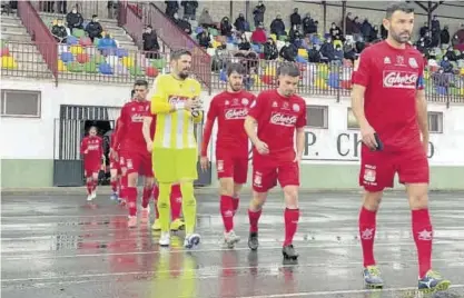  ??  ?? Los jugadores del Coria se dirigen hacia el césped del Era de las Matas de Malpartida de Plasencia.