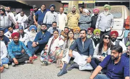  ?? SAMEER SEHGAL/HT ?? Congress MLA from Nawanshahr Angad Singh Saini with his family members during a protest in Amritsar on Monday.