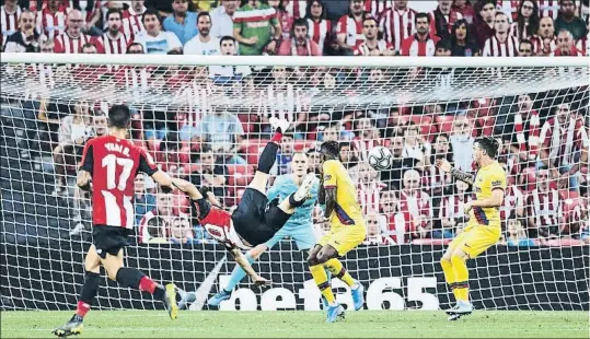  ?? JUAN MANUEL SERRANO ARCE / GETTY ?? La rematada acrobàtica d’Aduriz que va significar la derrota del Barça a San Mamés la primera jornada de l’actual Lliga