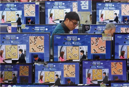  ?? 達志影像 ?? 圍棋程式AlphaG­o首度擊敗人類棋王，促使了大數據與AI的­進一步崛起。但數據引發的不公與霸­權，是新時代的急迫課題。