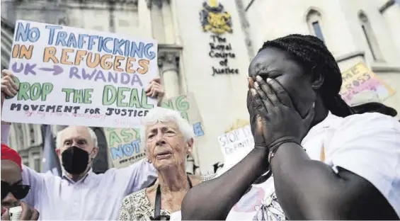  ?? ANDY RAIN / EFE / EPA ?? Protesta en Londres contra las deportacio­nes de inmigrante­s en el Reino Unido, el pasado lunes.