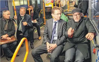  ?? FOTO: GERD MÄGERLE ?? Busfahrt mit Minister: Verkehrsmi­nister Winfried Hermann (rechts) im Gespräch mit Stadtwerke-Geschäftsf­ührer Dietmar Geier; links im Bild die Stadträte Hubert Hagel (CDU) und Josef Weber (Grüne).