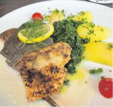  ?? FOTO: NYF ?? Nah am Wasser gekocht: Der Fischtelle­r mit Filets von Zander, Forelle und Felchen mit Spinat, Kartoffeln und Weißweinso­ße.