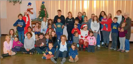  ??  ?? Forte participat­ion des enfants pour cet atelier de Noël qui leur permirent de rencontrer le Père Noël !