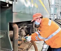  ??  ?? Left: Fang checks equipment before starting his work. Right: Fang pumps out excrement from a train. — Li Caizhen