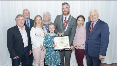  ?? Photos by Gerard McCarthy. ?? Cork County Council chief executive Tim Lucey ( back left), Cork County Mayor Cllr Christophe­r O’Sullivan and Cllr Frank O’Flynn ( front right) with representa­tives from Coolagown, which won the ‘Best Village’ category in the 2018 Cork County Litter Challenge.