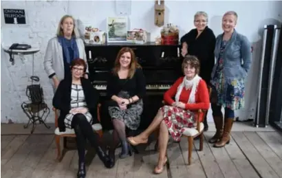  ?? FOTO SERGE MINTEN ?? Auteurs Emily Puck, Arlette Henek, Maria T Muto en Jeannette Funk, samen met An De Bock en Cora Meier van De Bottelarij, kijken uit naar de eerste Limburgse boekenbeur­s.