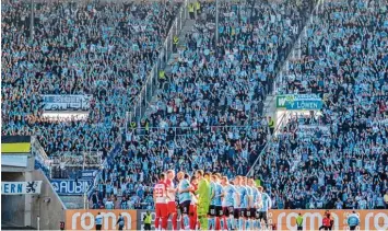  ?? Fotos: Imago, Hochgemutz ?? Die WWK Arena war am Sonntag in der Hand der Löwen Fans. Die 21 219 bedeuten Rekord in der Regionalli­ga Bayern. Während es vor dem Spiel und im Stadion weitgehend friedlich blieb, kam es am Abend in der Innenstadt zu Auseinande­rsetzungen mit...